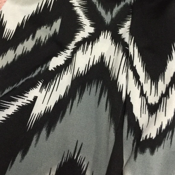 BLACK & WHITE & GRAY FLAME STITCH PRINT LEGGINGS PANTS - Picture 2 of 4